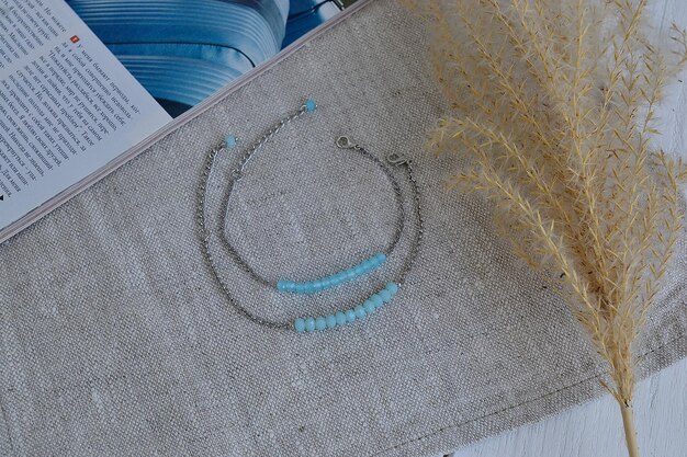 detal haftu na lnianej tkaninie