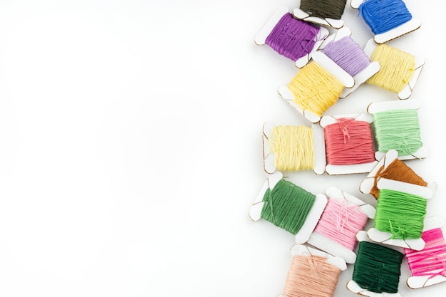 zestaw kolorowych nici